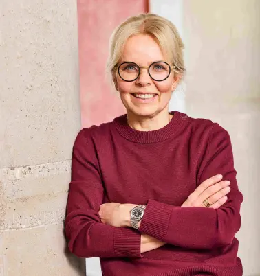 Tarja Radler schaut nach vorne und lächelt. 